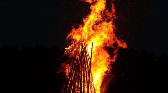 Magische Höhenfeuer erleuchten die Nacht